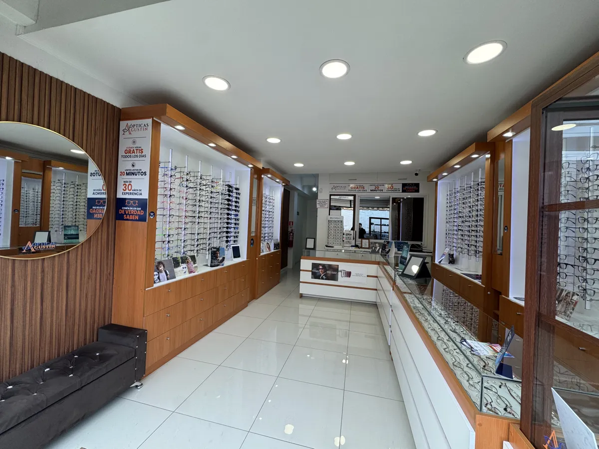 Interior del local Ópticas Agustín en Melipilla