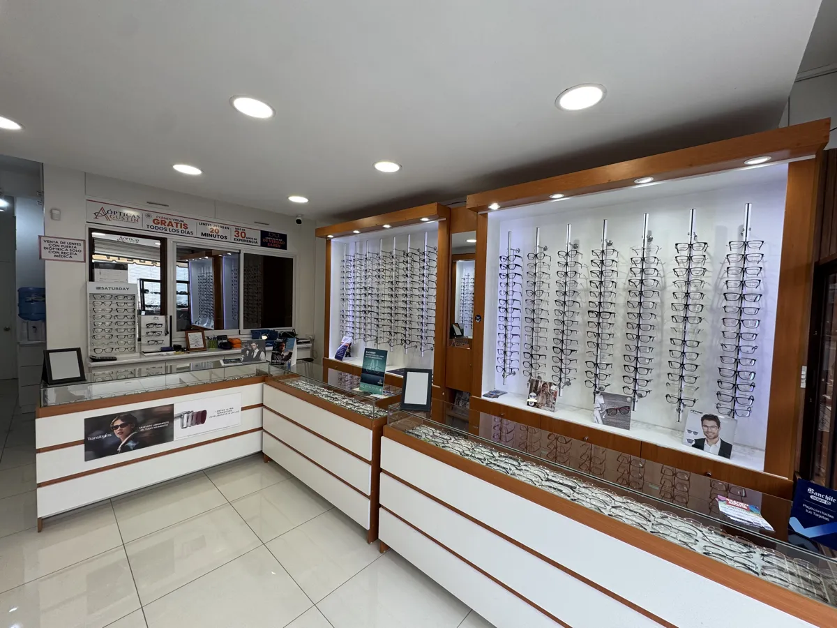 Ópticas Agustín – Interior de la óptica y atención al cliente premium